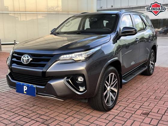TOYOTA HILUX SW4 2.8 SRX 4X4 7 LUGARES 16V TURBO INTERCOOLER DIESEL 4P AUTOMÁTICO